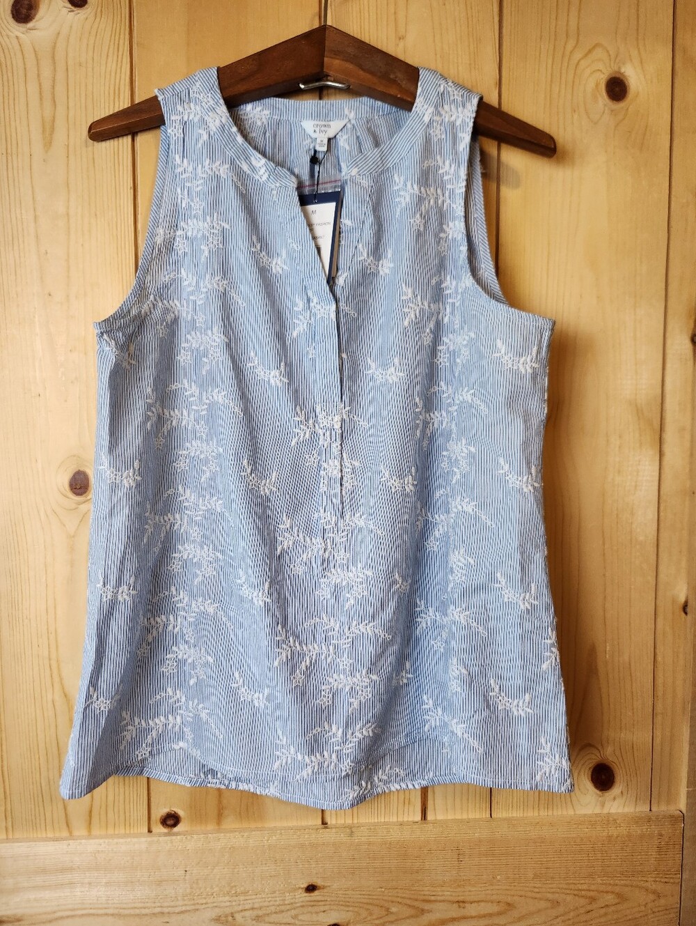 Crown & Ivy Blue/White Icon Textured 1/4 Button Sleeveless Peasant Blouse NWT - Picture 1 of 13